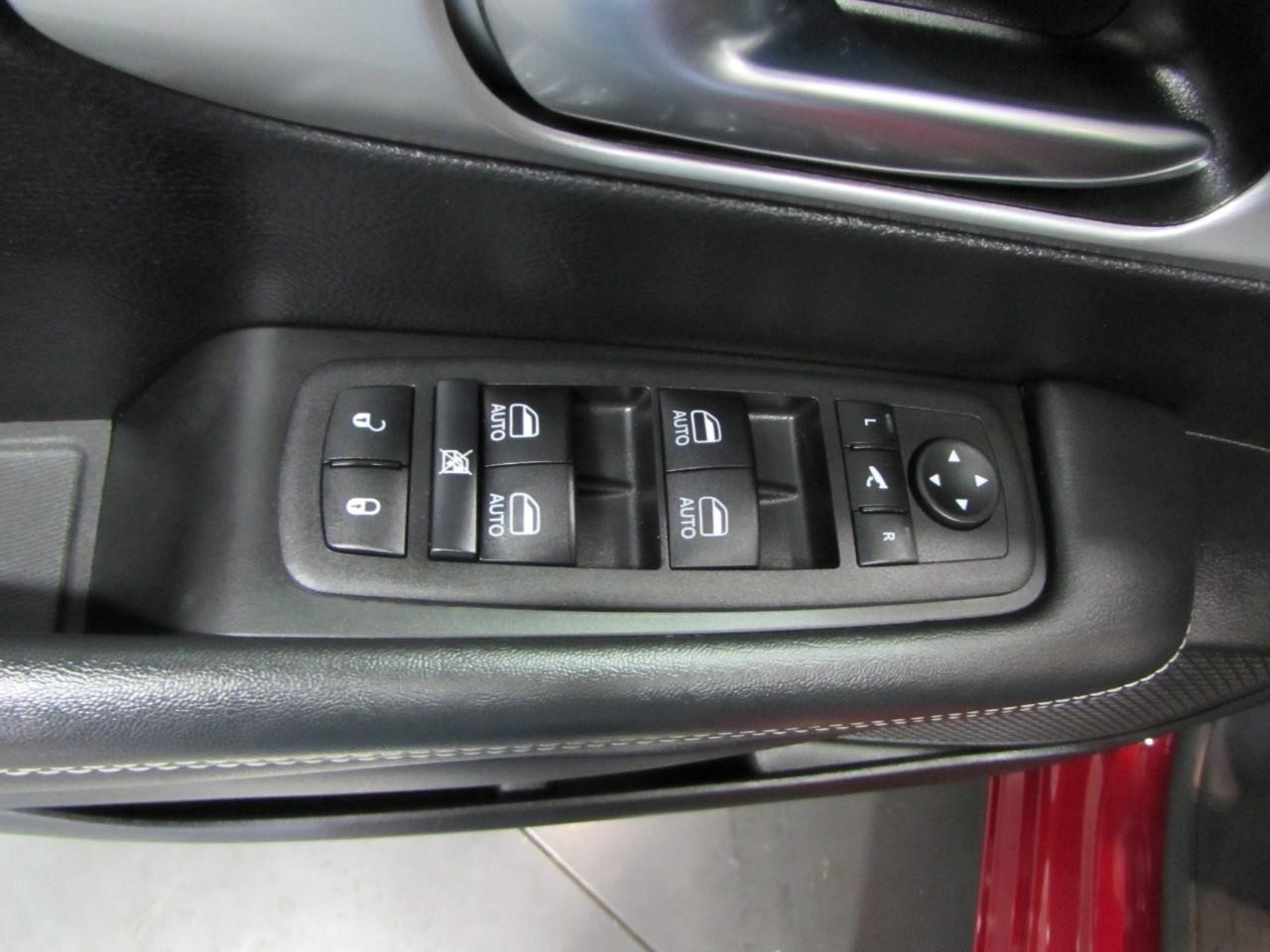 Chrysler Pacifica Vehicle Full-screen Gallery Image 12