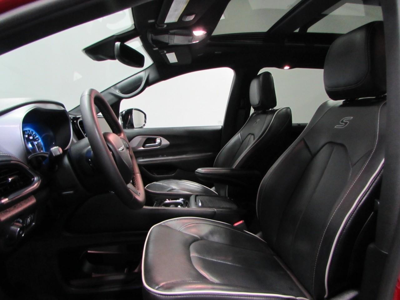 Chrysler Pacifica Vehicle Full-screen Gallery Image 13