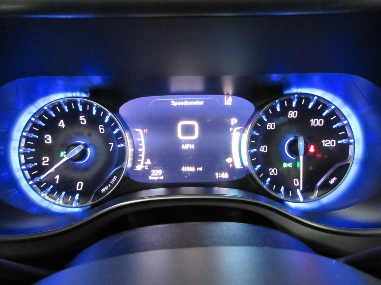 Chrysler Pacifica Vehicle Full-screen Gallery Image 16