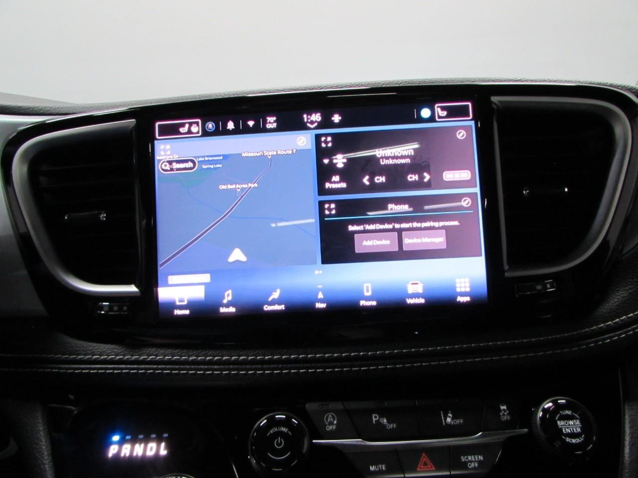 Chrysler Pacifica Vehicle Full-screen Gallery Image 19