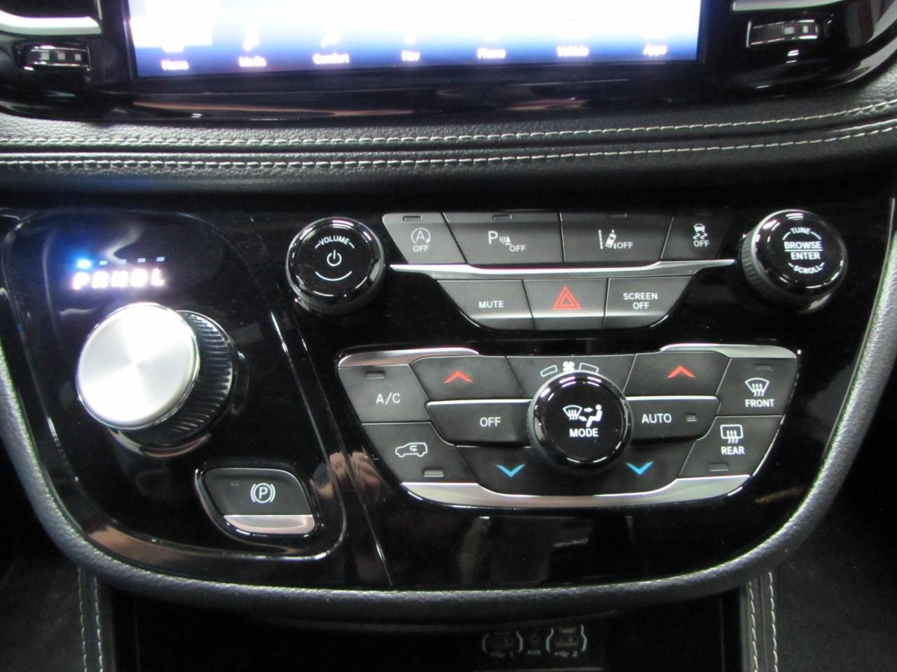 Chrysler Pacifica Vehicle Full-screen Gallery Image 20