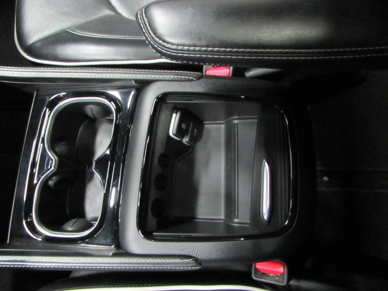 Chrysler Pacifica Vehicle Full-screen Gallery Image 23