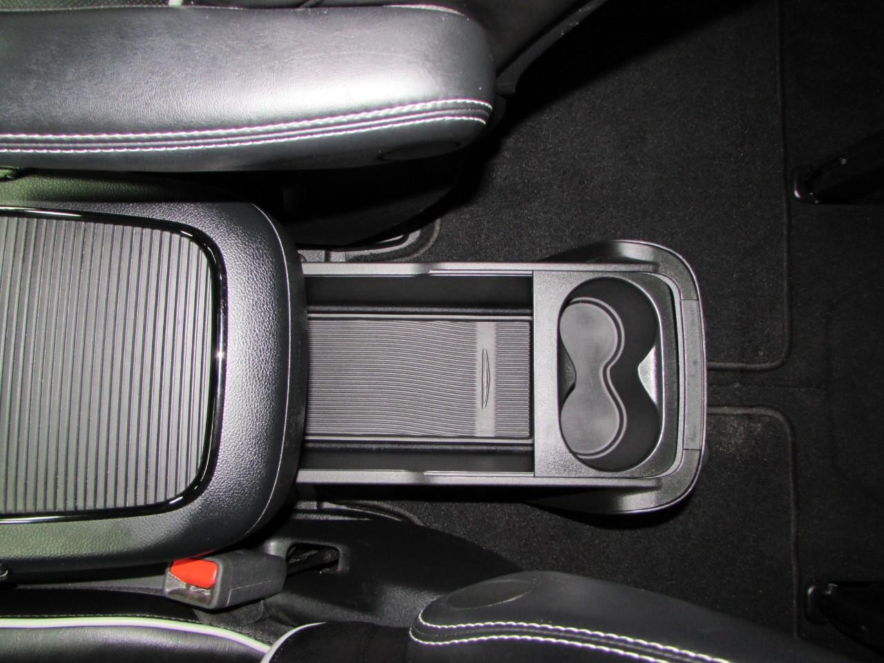 Chrysler Pacifica Vehicle Full-screen Gallery Image 24