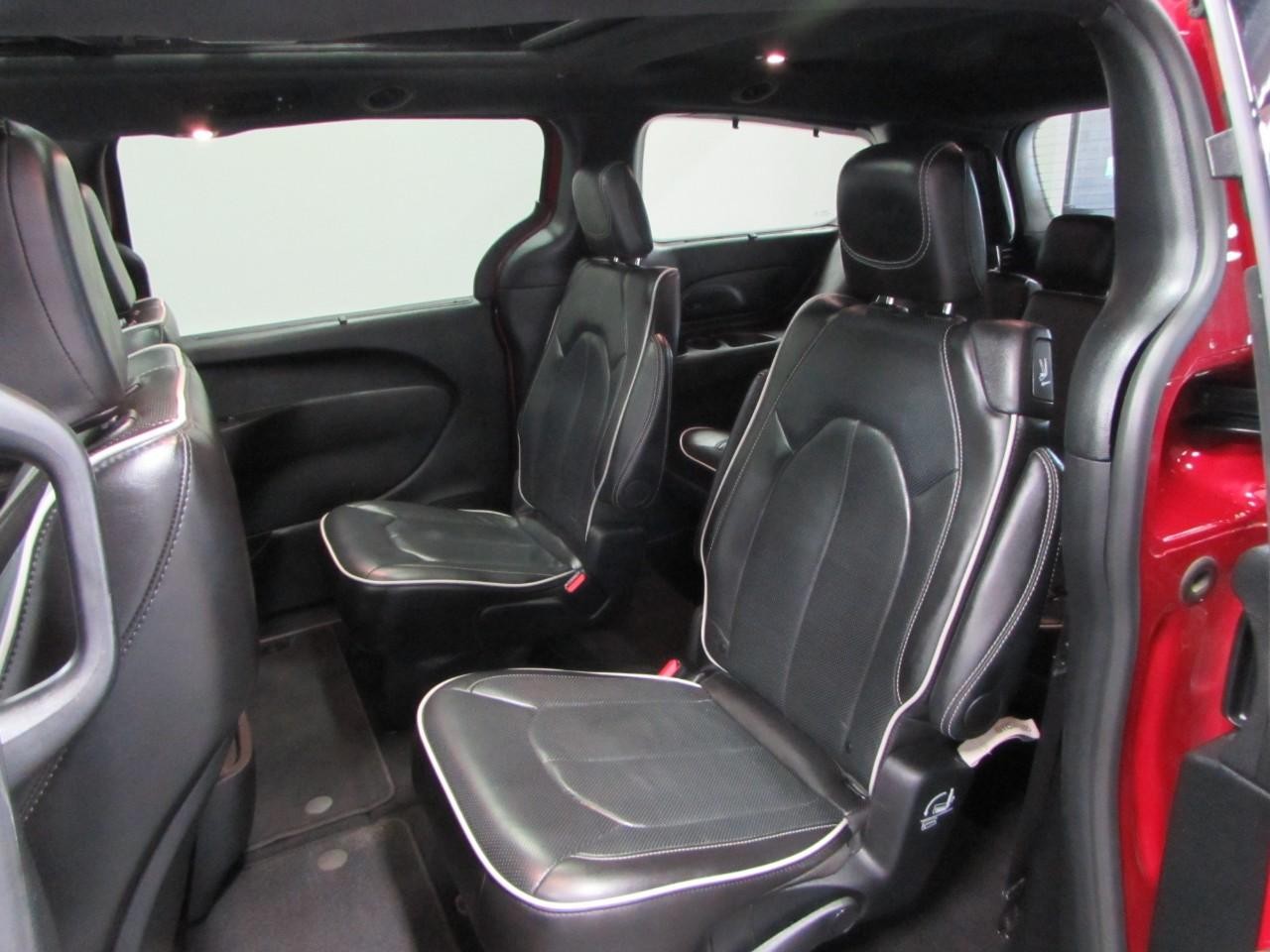 Chrysler Pacifica Vehicle Full-screen Gallery Image 25
