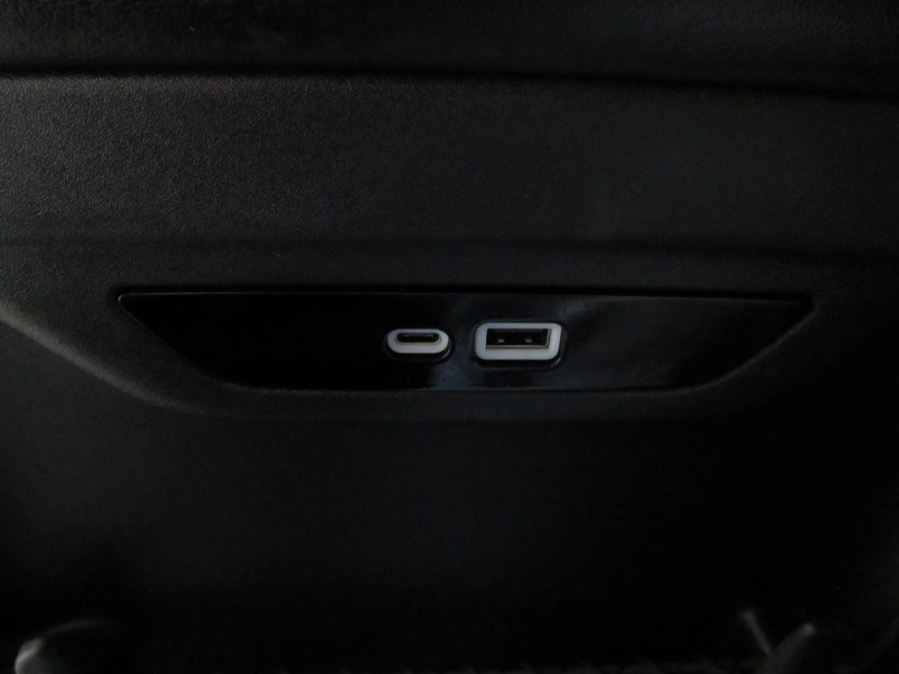 Chrysler Pacifica Vehicle Full-screen Gallery Image 26