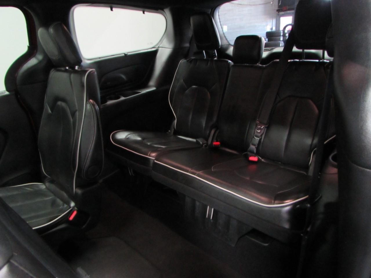 Chrysler Pacifica Vehicle Full-screen Gallery Image 29