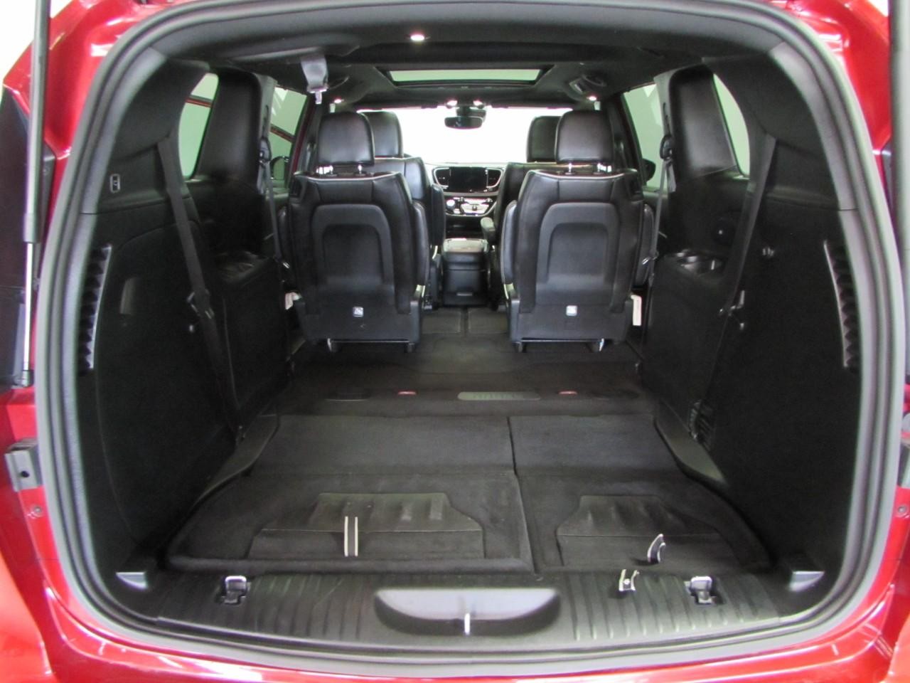 Chrysler Pacifica Vehicle Full-screen Gallery Image 31