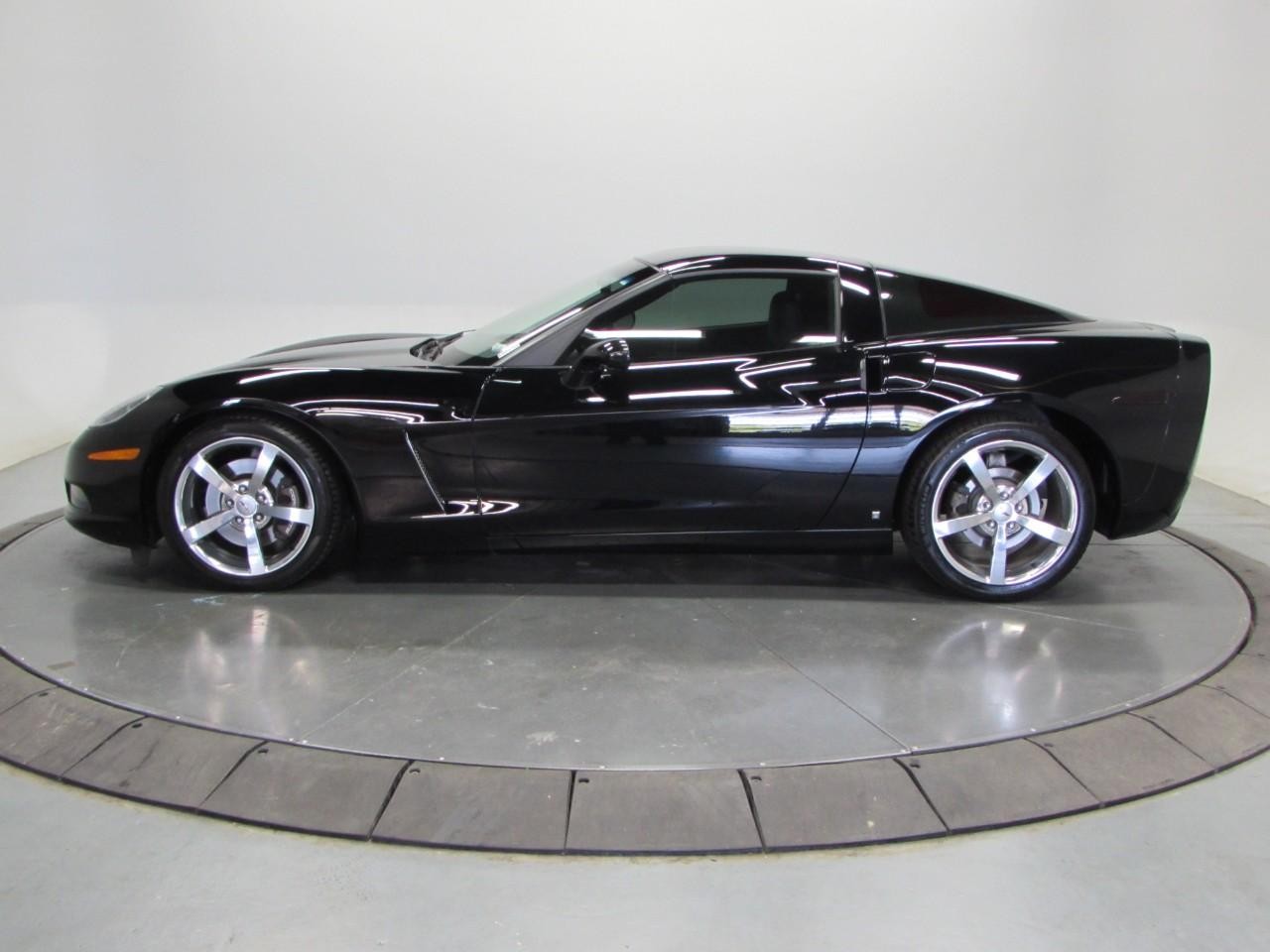 Chevrolet Corvette Vehicle Full-screen Gallery Image 04