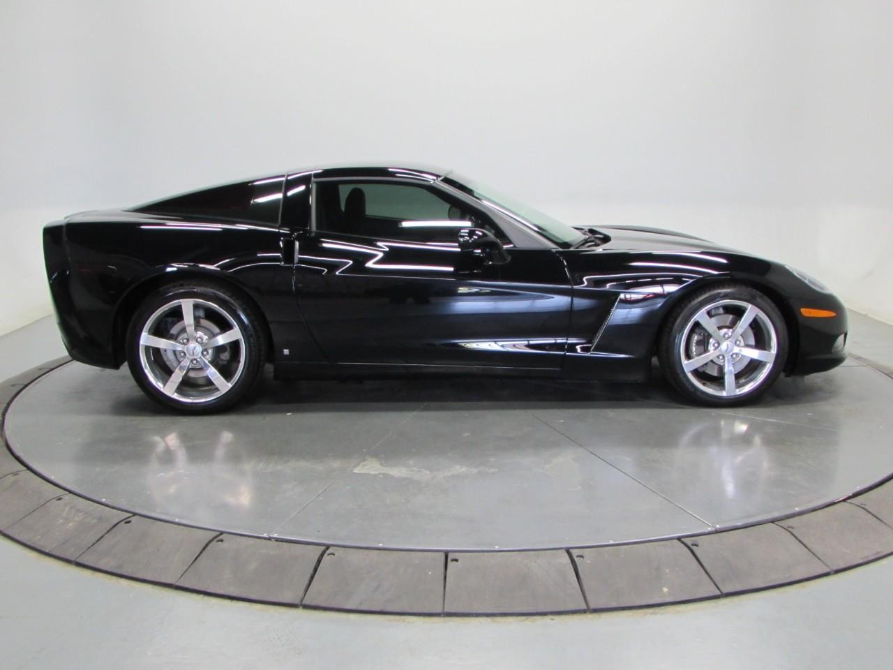 Chevrolet Corvette Vehicle Full-screen Gallery Image 08