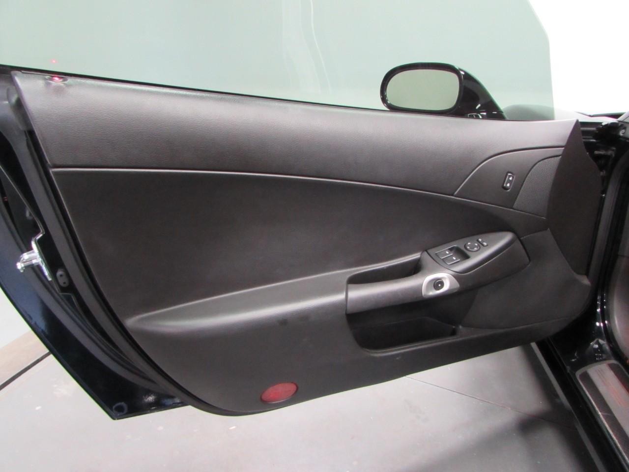 Chevrolet Corvette Vehicle Full-screen Gallery Image 12