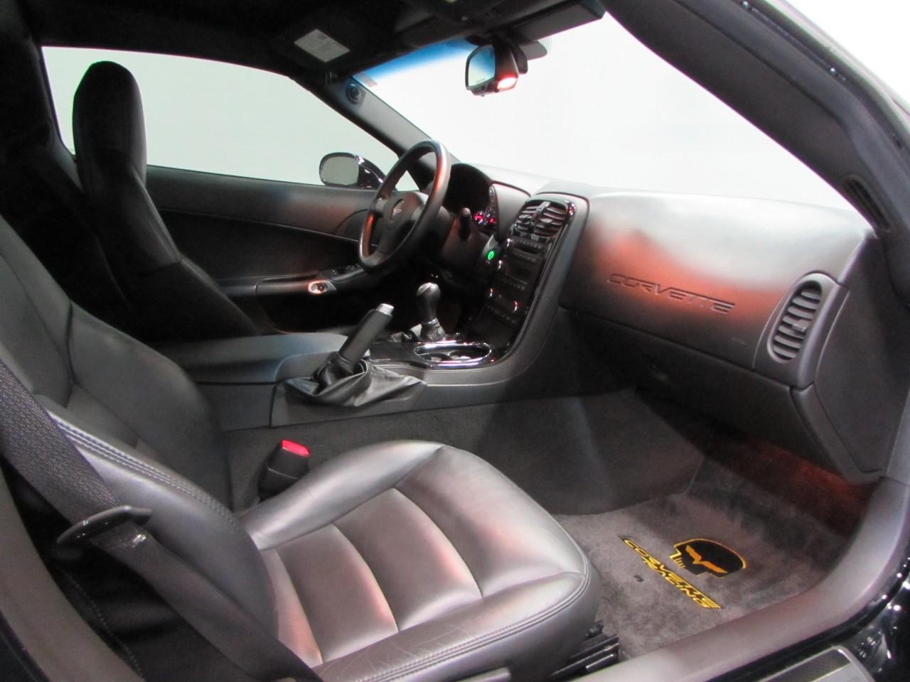 Chevrolet Corvette Vehicle Full-screen Gallery Image 15