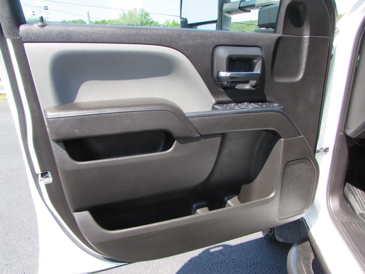 Chevrolet Silverado 2500HD Vehicle Full-screen Gallery Image 13