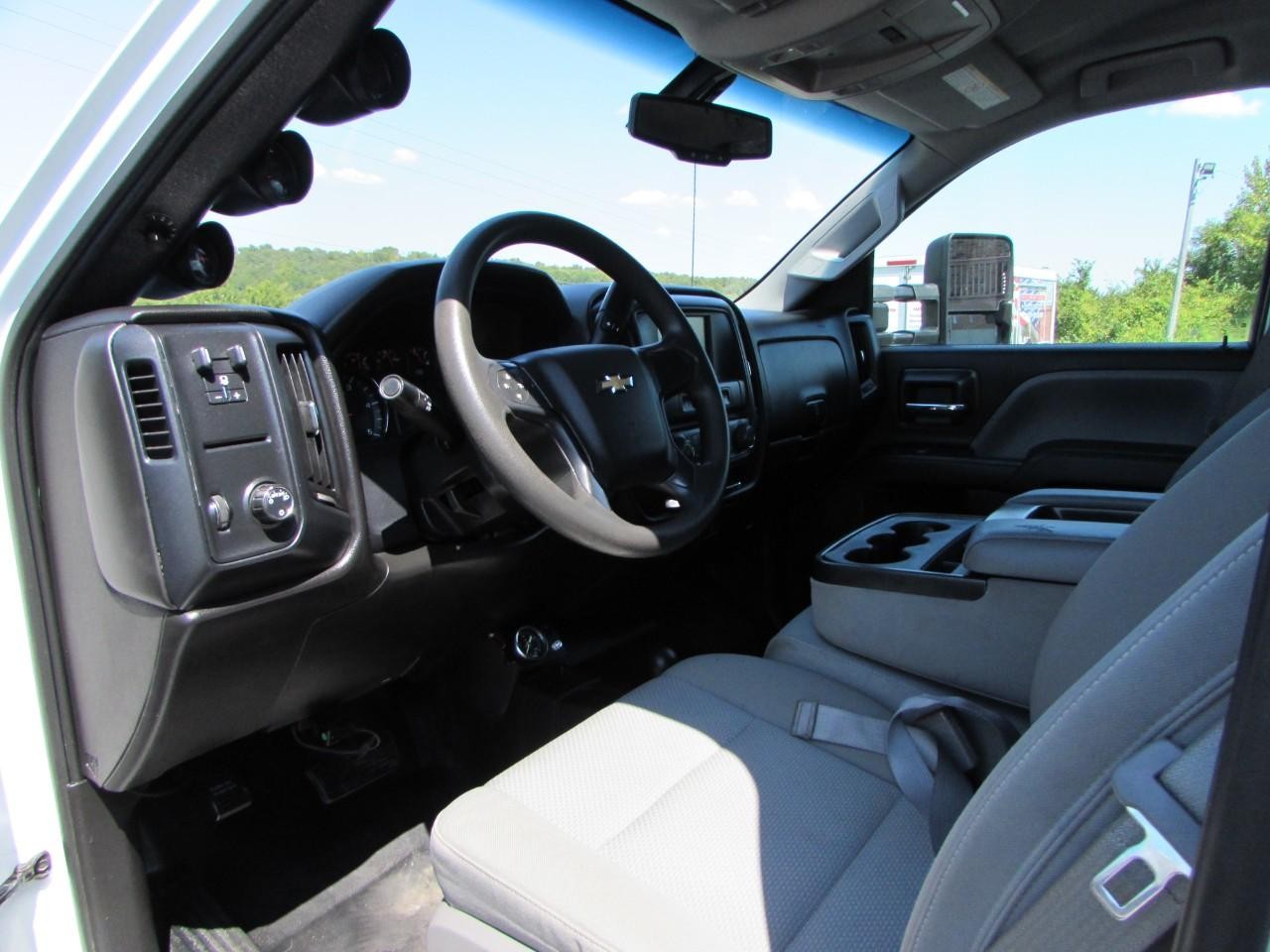 Chevrolet Silverado 2500HD Vehicle Full-screen Gallery Image 14