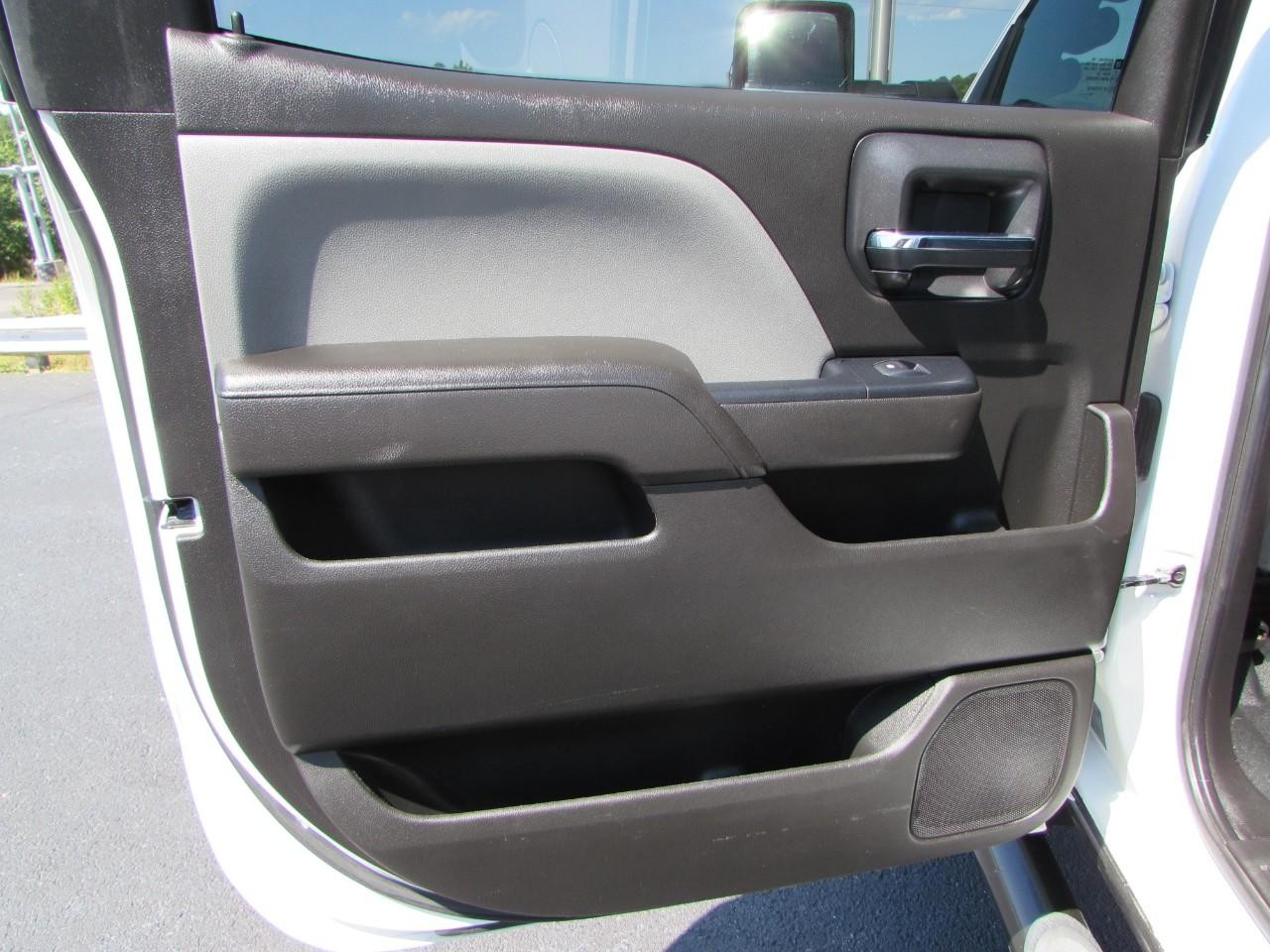 Chevrolet Silverado 2500HD Vehicle Full-screen Gallery Image 15
