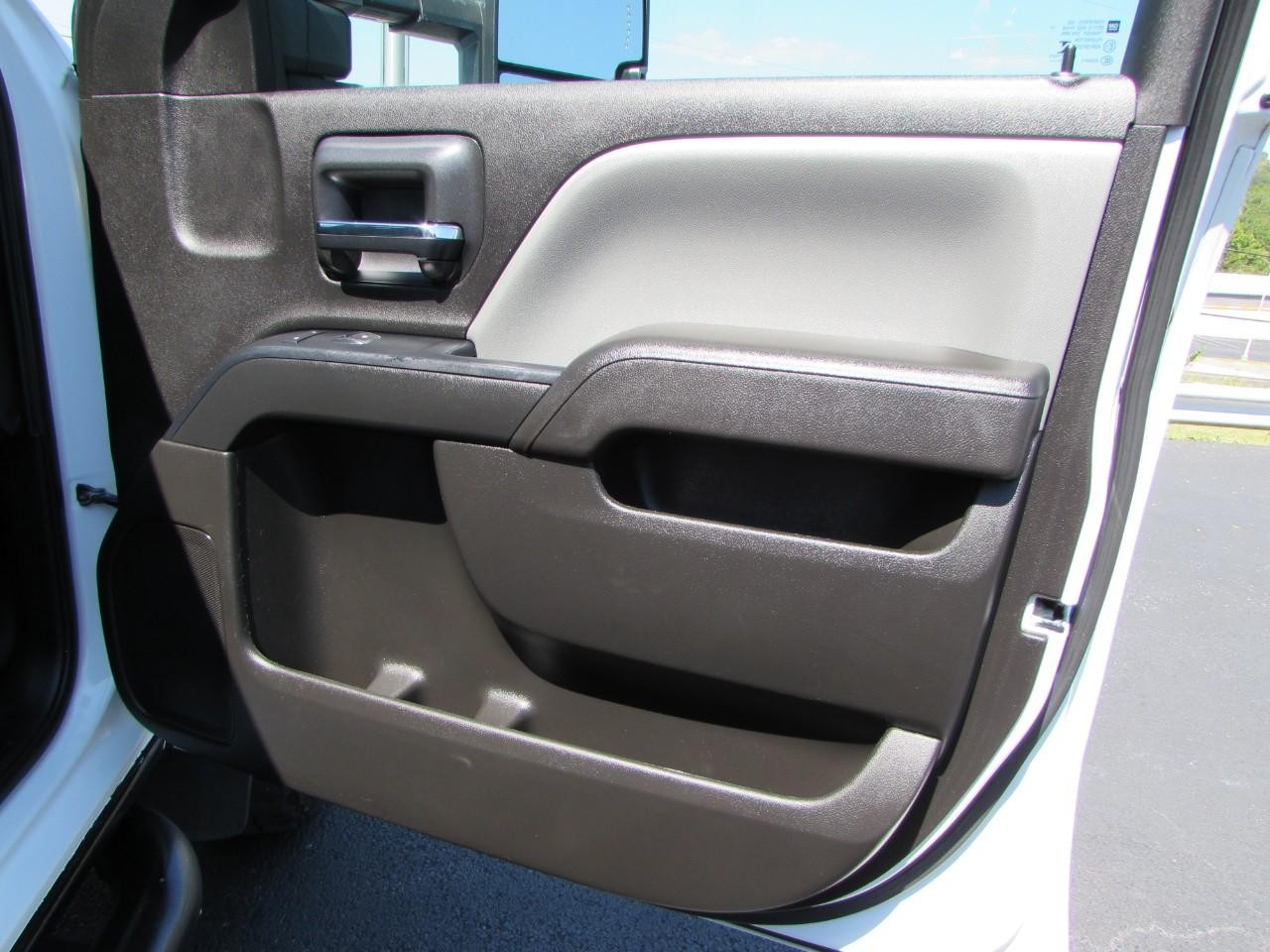 Chevrolet Silverado 2500HD Vehicle Full-screen Gallery Image 17