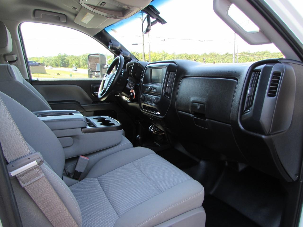 Chevrolet Silverado 2500HD Vehicle Full-screen Gallery Image 18