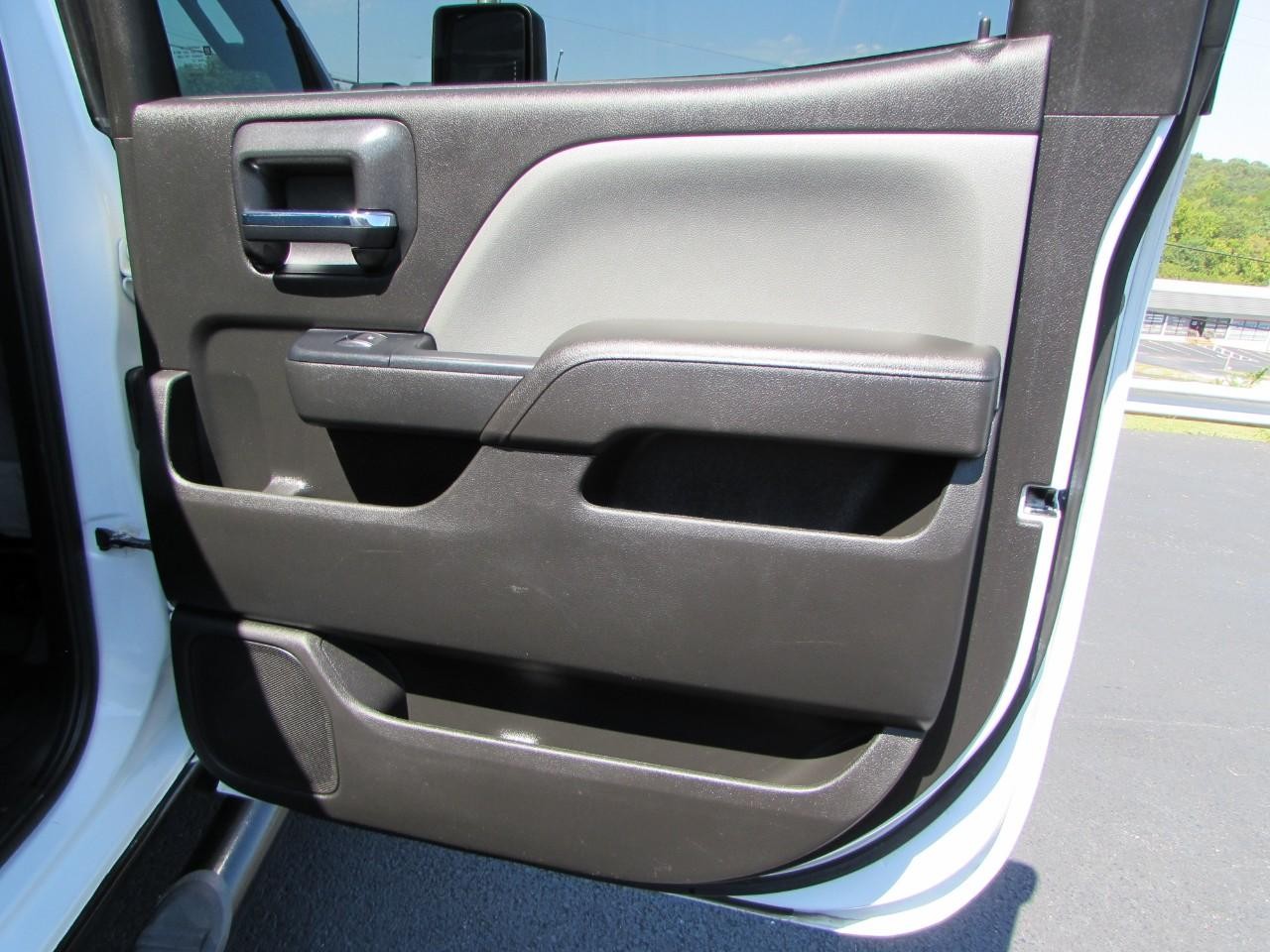 Chevrolet Silverado 2500HD Vehicle Full-screen Gallery Image 19