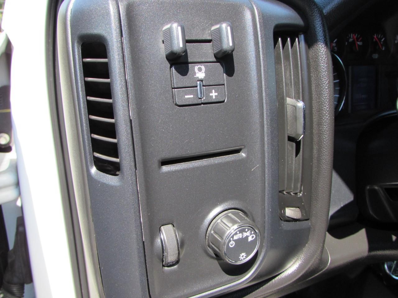 Chevrolet Silverado 2500HD Vehicle Full-screen Gallery Image 22