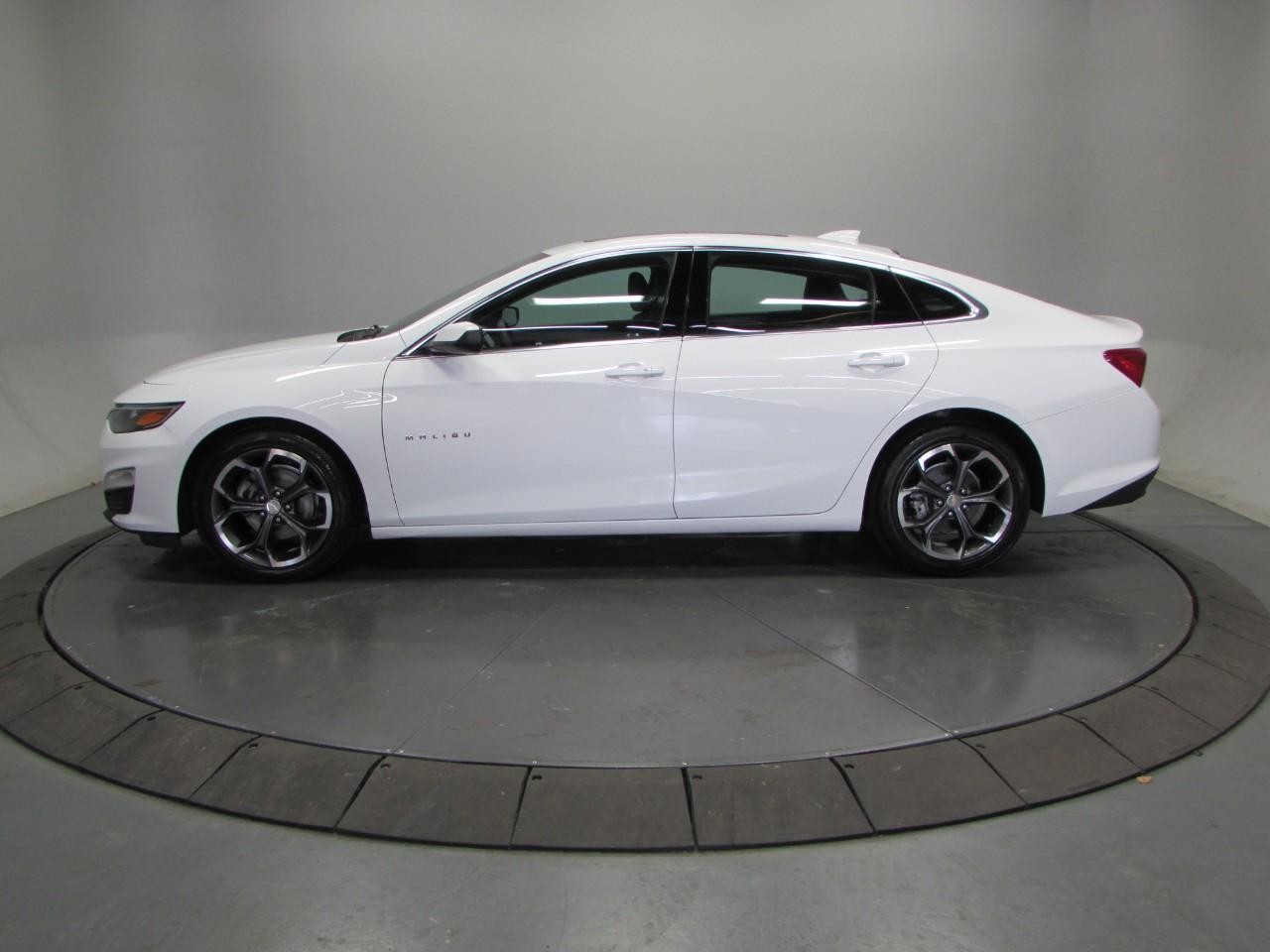 Chevrolet Malibu Vehicle Full-screen Gallery Image 04