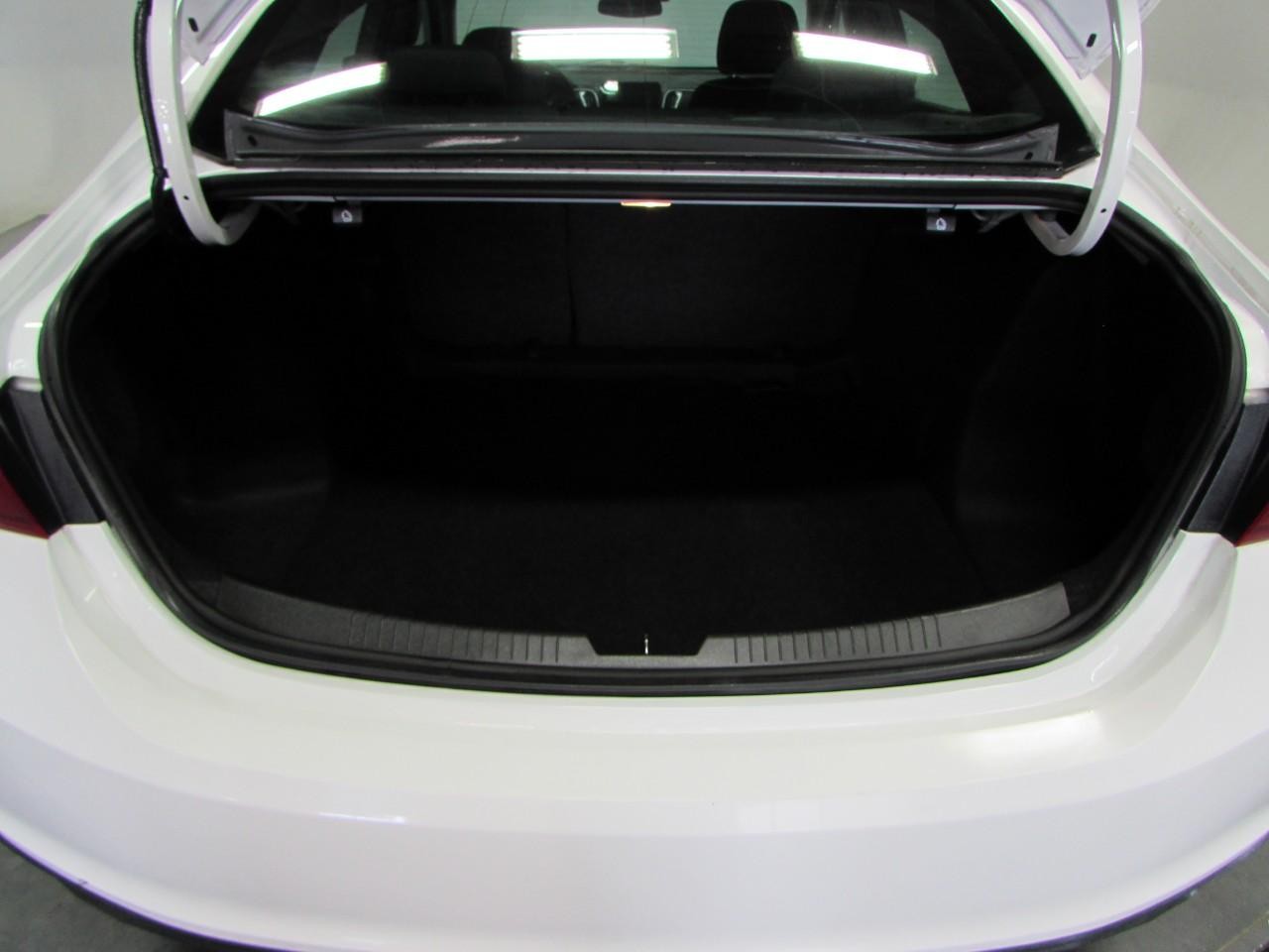 Chevrolet Malibu Vehicle Full-screen Gallery Image 11