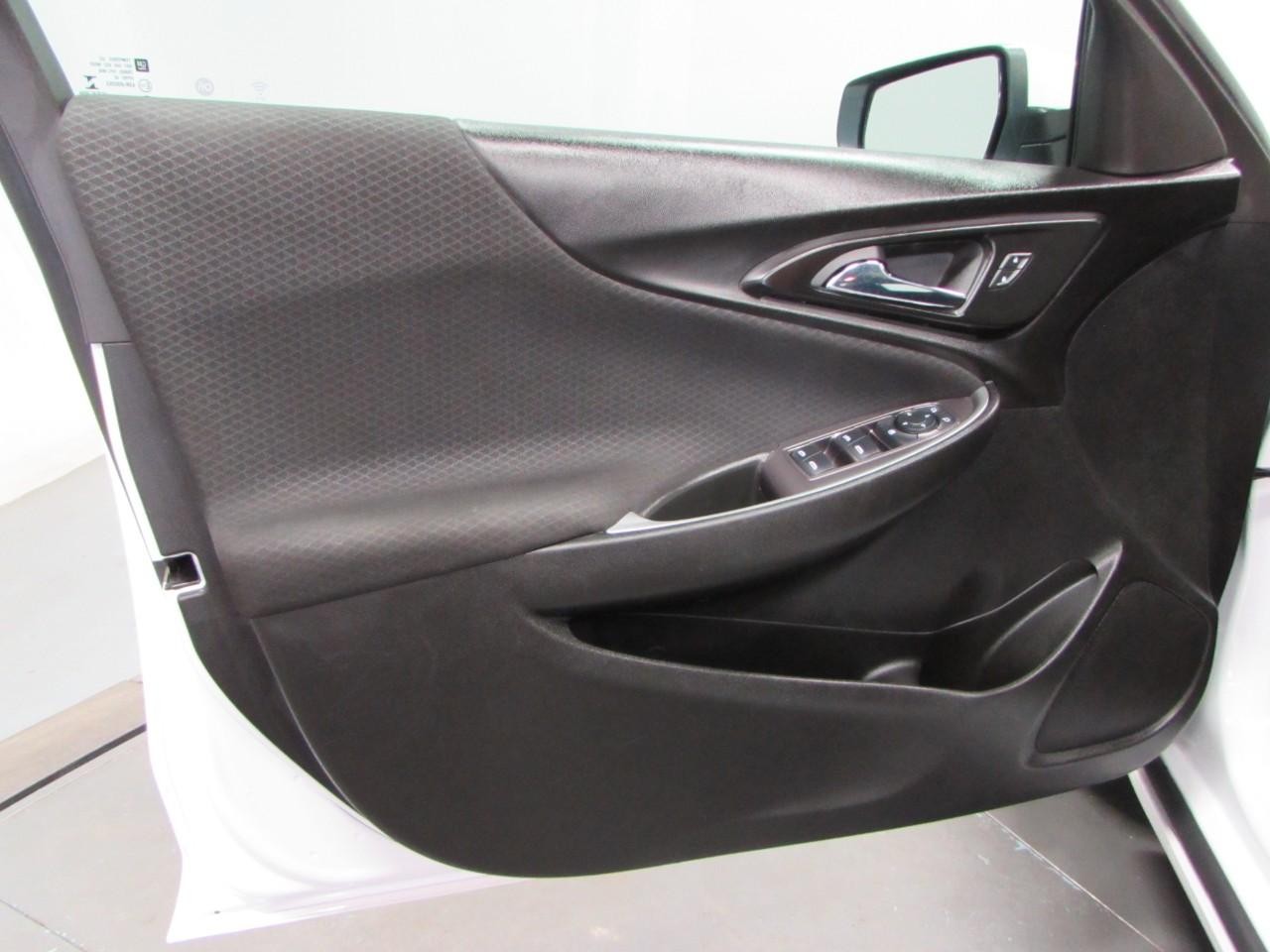 Chevrolet Malibu Vehicle Full-screen Gallery Image 12