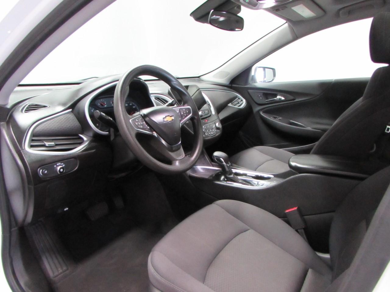 Chevrolet Malibu Vehicle Full-screen Gallery Image 13