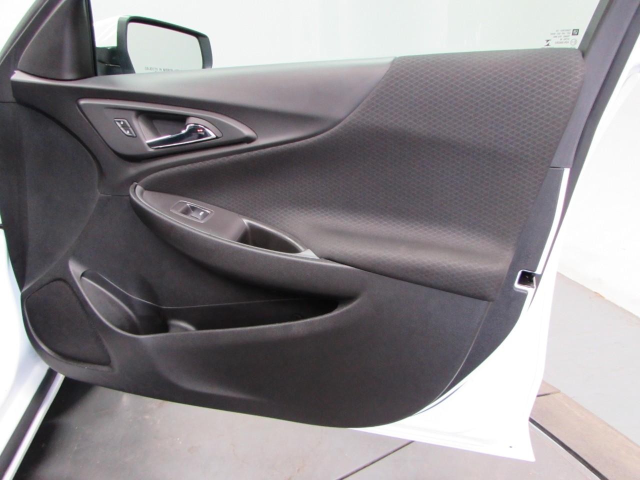 Chevrolet Malibu Vehicle Full-screen Gallery Image 16