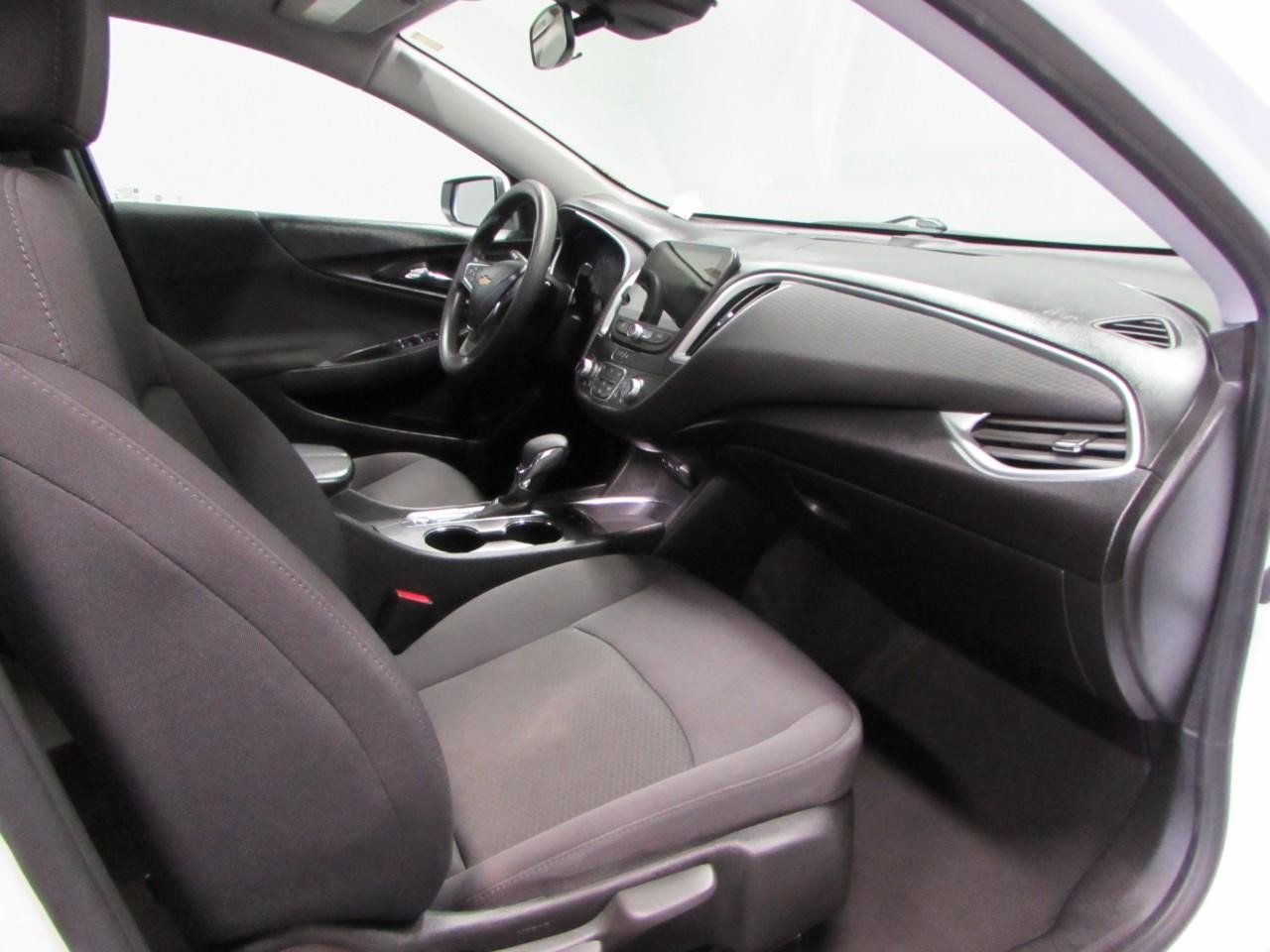 Chevrolet Malibu Vehicle Full-screen Gallery Image 17