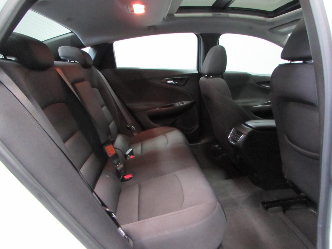 Chevrolet Malibu Vehicle Full-screen Gallery Image 19