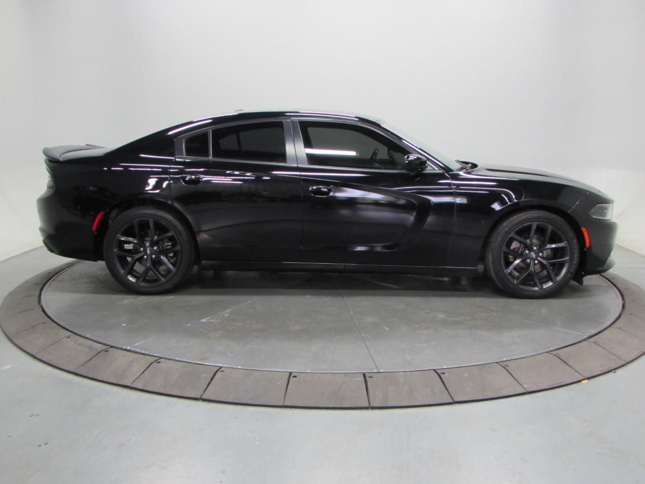 Dodge Charger Vehicle Full-screen Gallery Image 08
