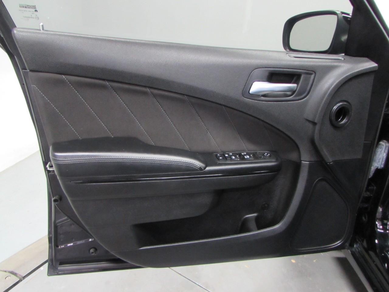 Dodge Charger Vehicle Full-screen Gallery Image 12