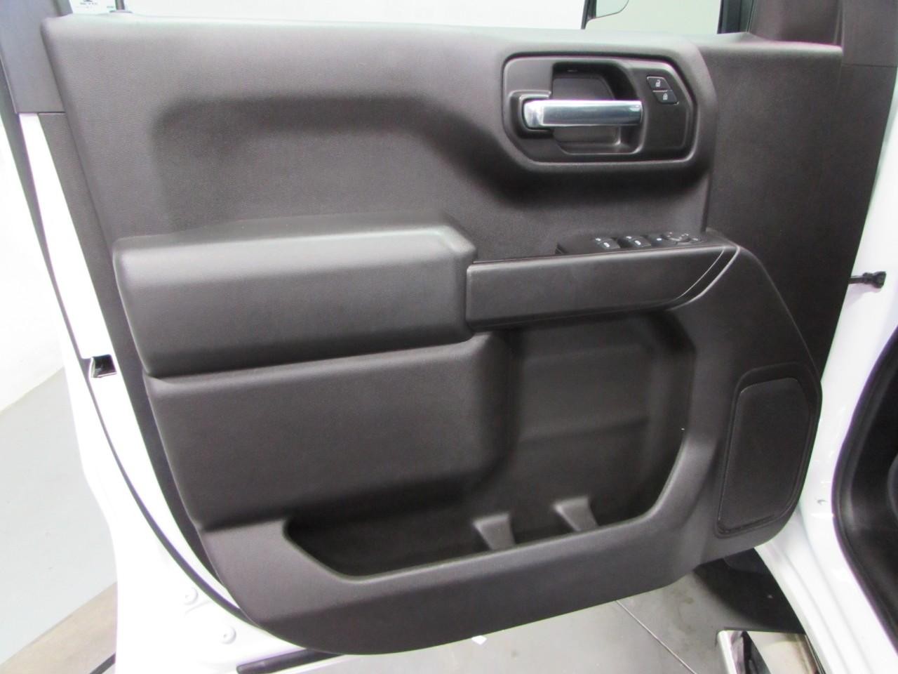 Chevrolet Silverado 1500 Vehicle Full-screen Gallery Image 12