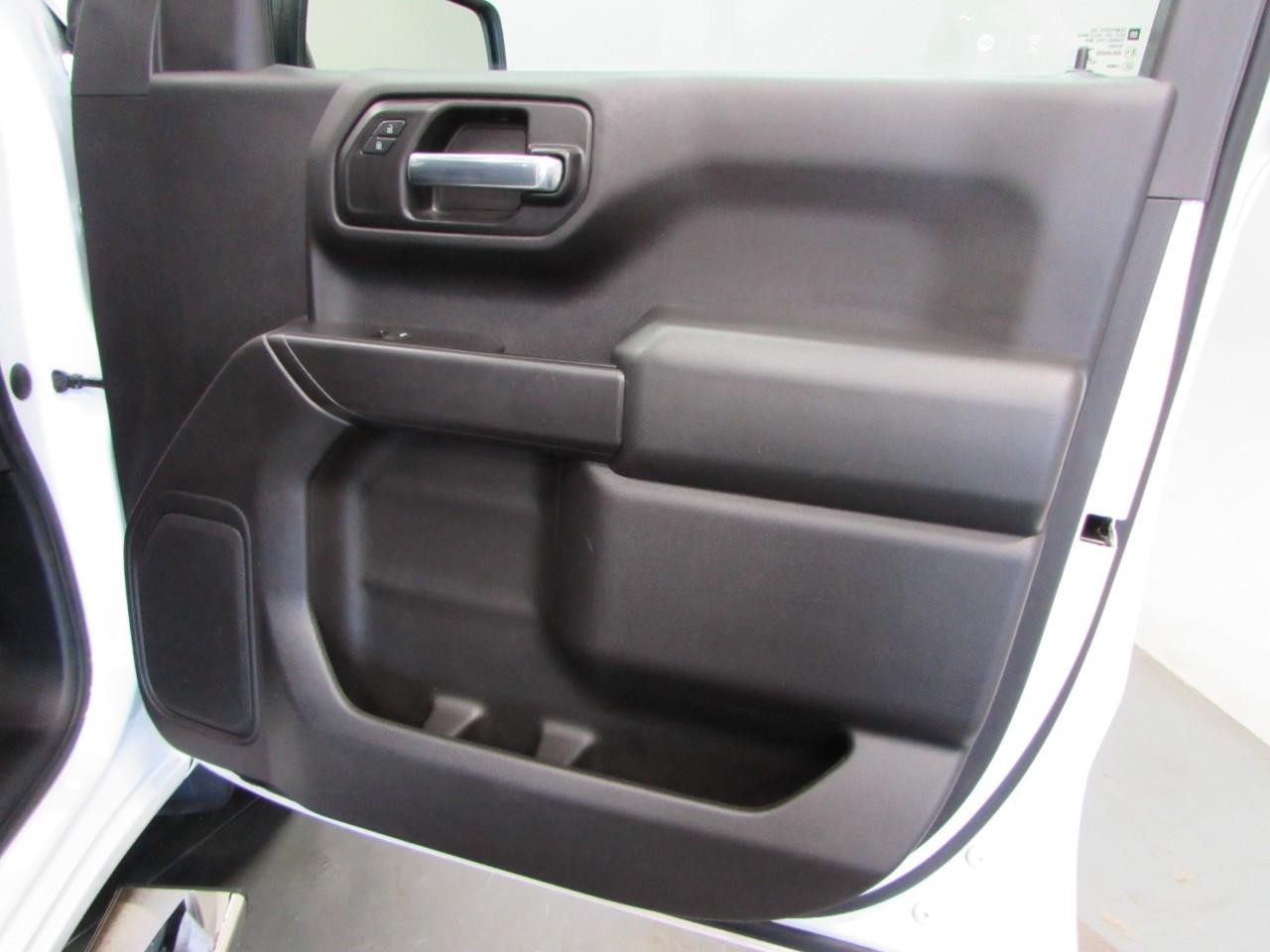 Chevrolet Silverado 1500 Vehicle Full-screen Gallery Image 16