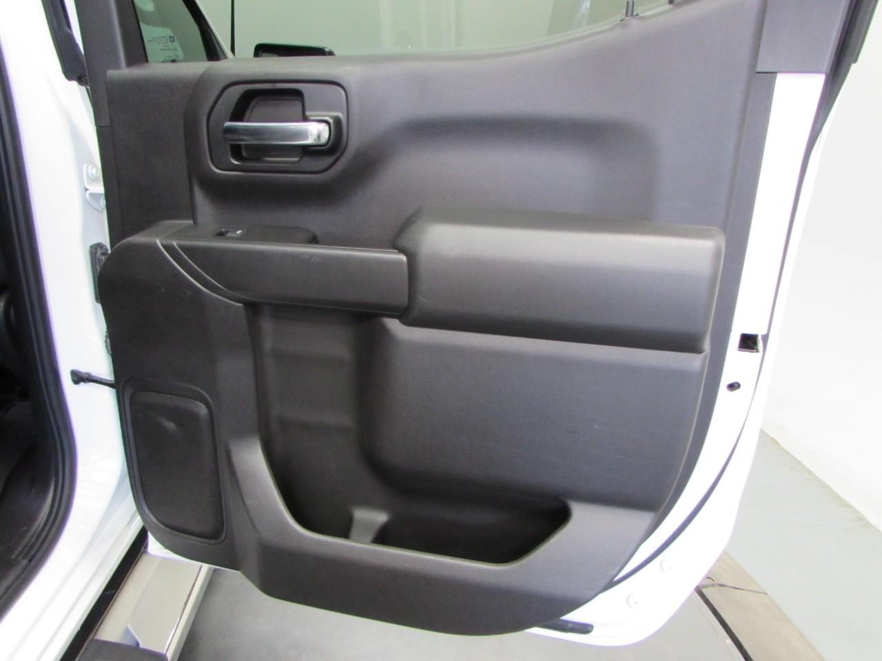 Chevrolet Silverado 1500 Vehicle Full-screen Gallery Image 18