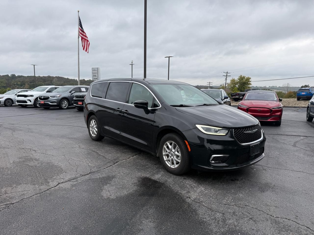 Chrysler Pacifica Vehicle Full-screen Gallery Image 02
