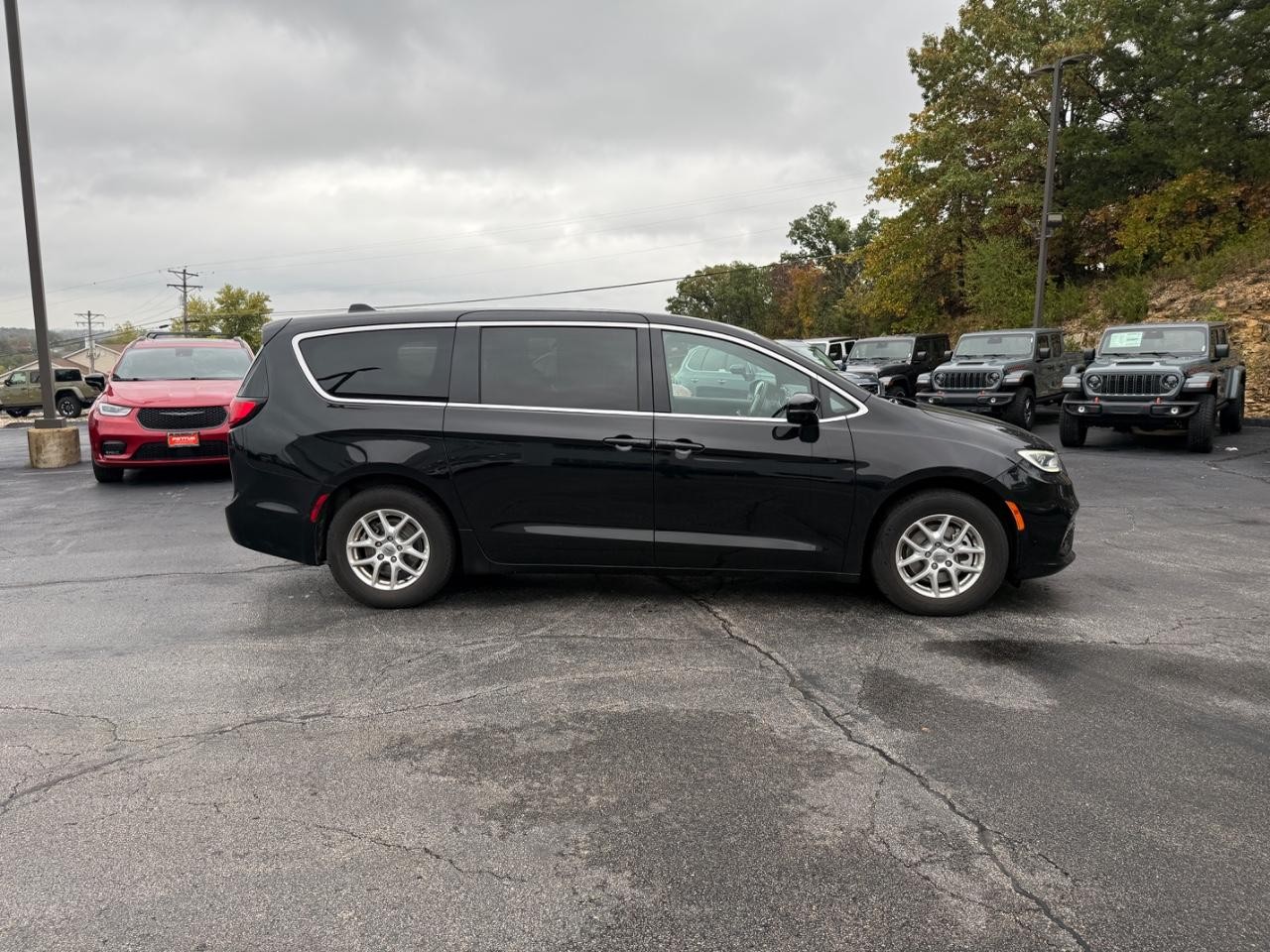 Chrysler Pacifica Vehicle Full-screen Gallery Image 03