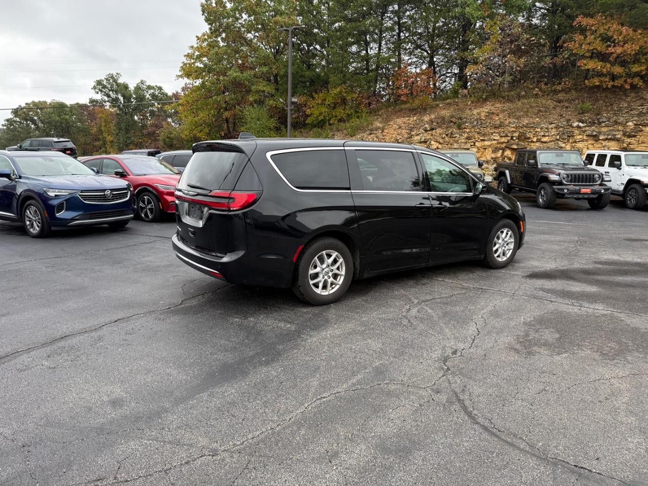 Chrysler Pacifica Vehicle Full-screen Gallery Image 04