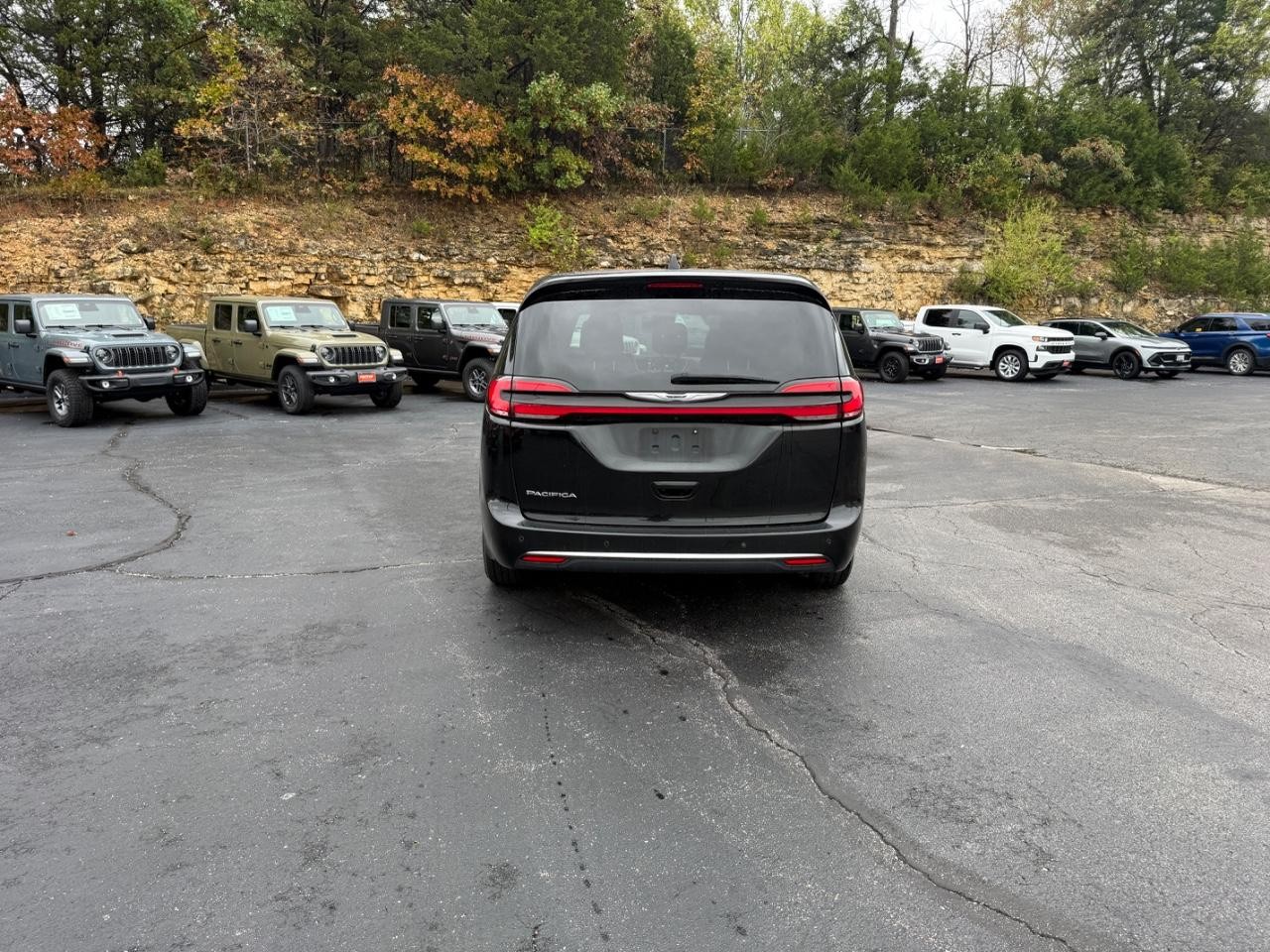Chrysler Pacifica Vehicle Full-screen Gallery Image 05