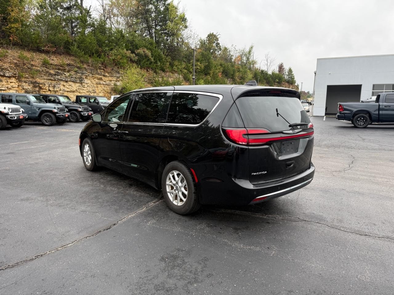 Chrysler Pacifica Vehicle Full-screen Gallery Image 06