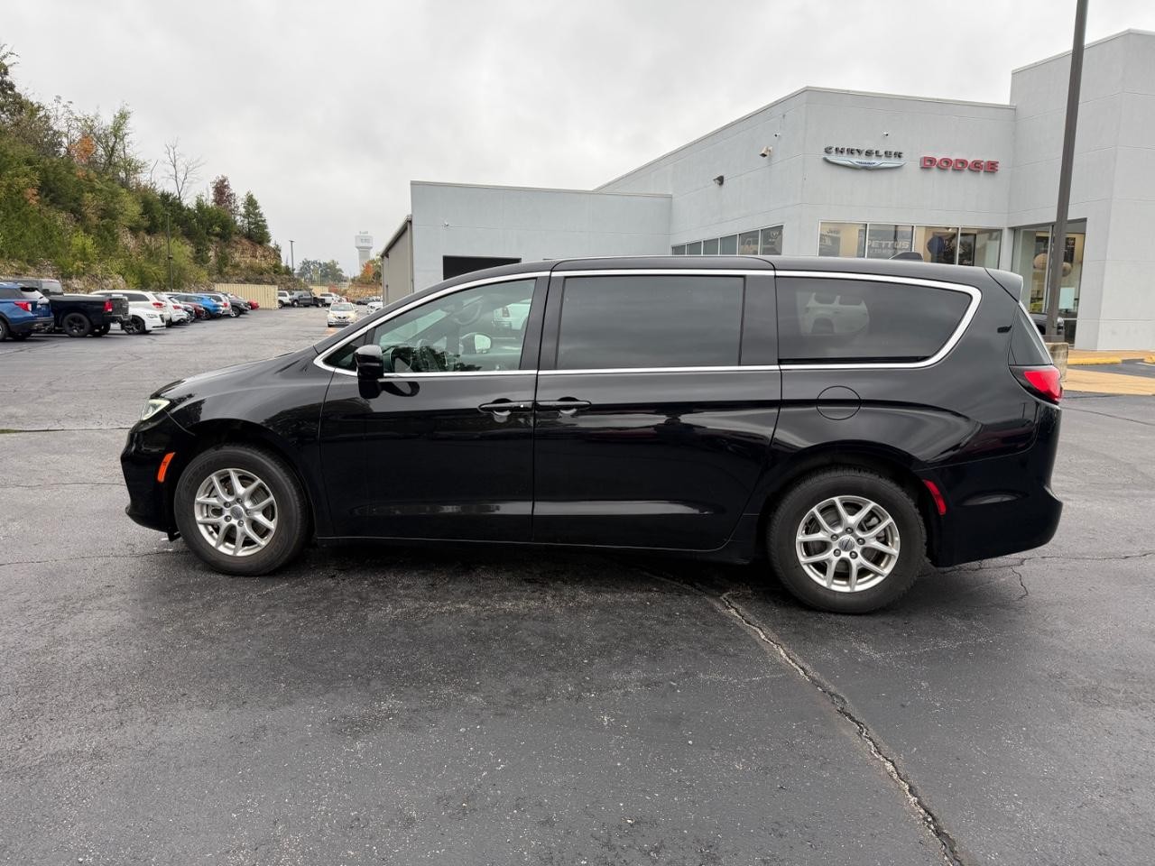 Chrysler Pacifica Vehicle Full-screen Gallery Image 07