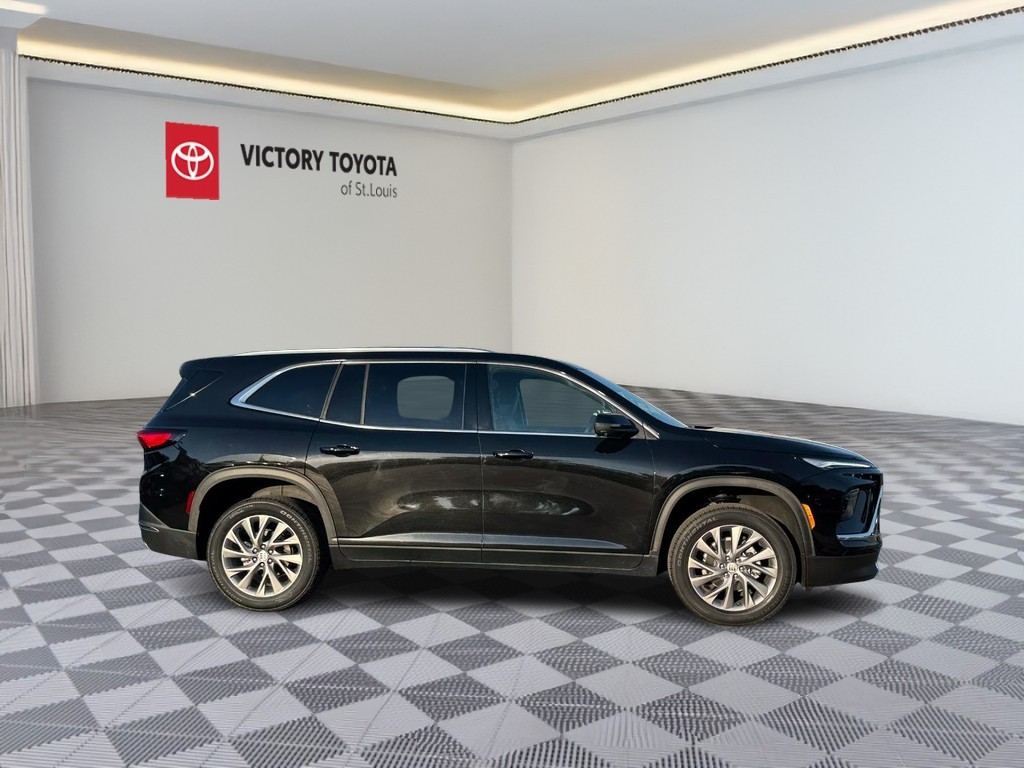 Buick Enclave Vehicle Full-screen Gallery Image 02