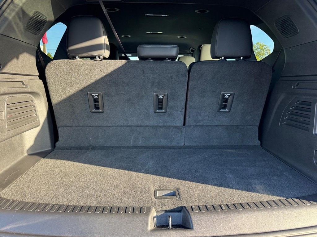 Buick Enclave Vehicle Full-screen Gallery Image 05