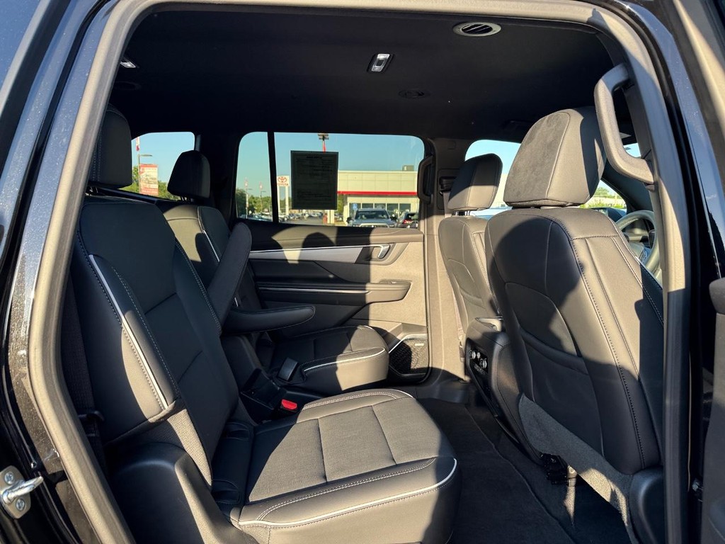 Buick Enclave Vehicle Full-screen Gallery Image 11