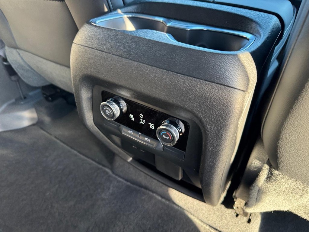 Buick Enclave Vehicle Full-screen Gallery Image 12