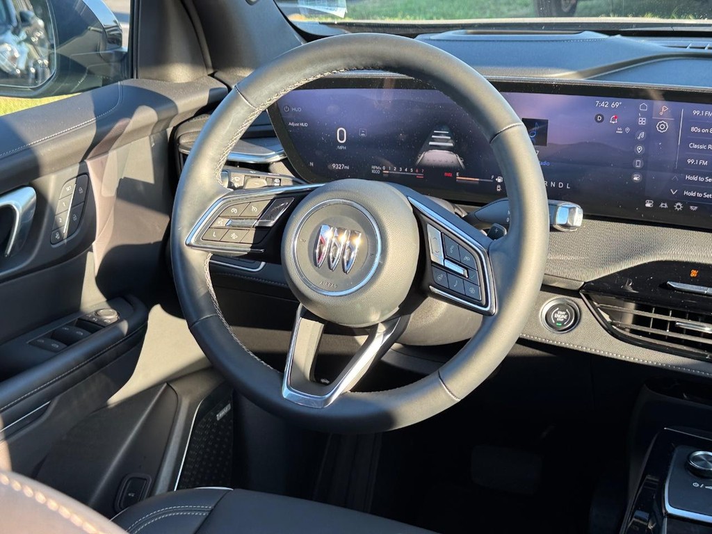 Buick Enclave Vehicle Full-screen Gallery Image 15