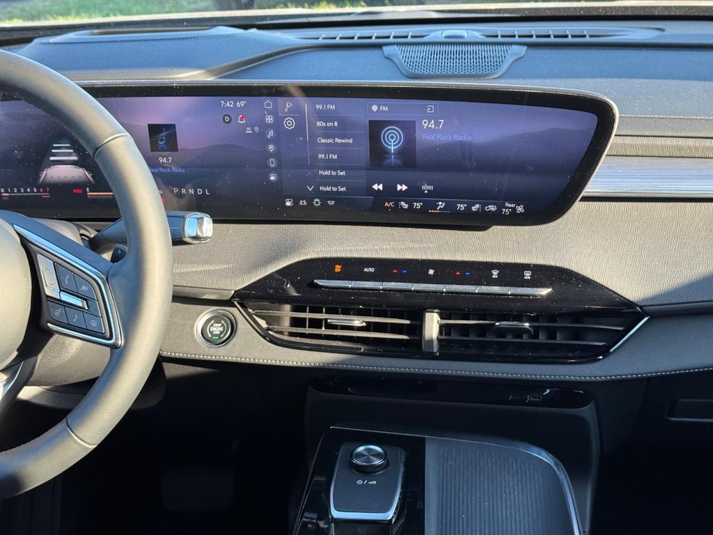 Buick Enclave Vehicle Full-screen Gallery Image 16