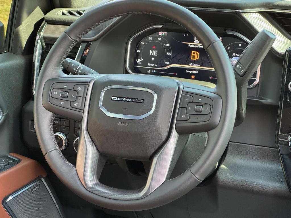 GMC Sierra 2500HD Vehicle Full-screen Gallery Image 14