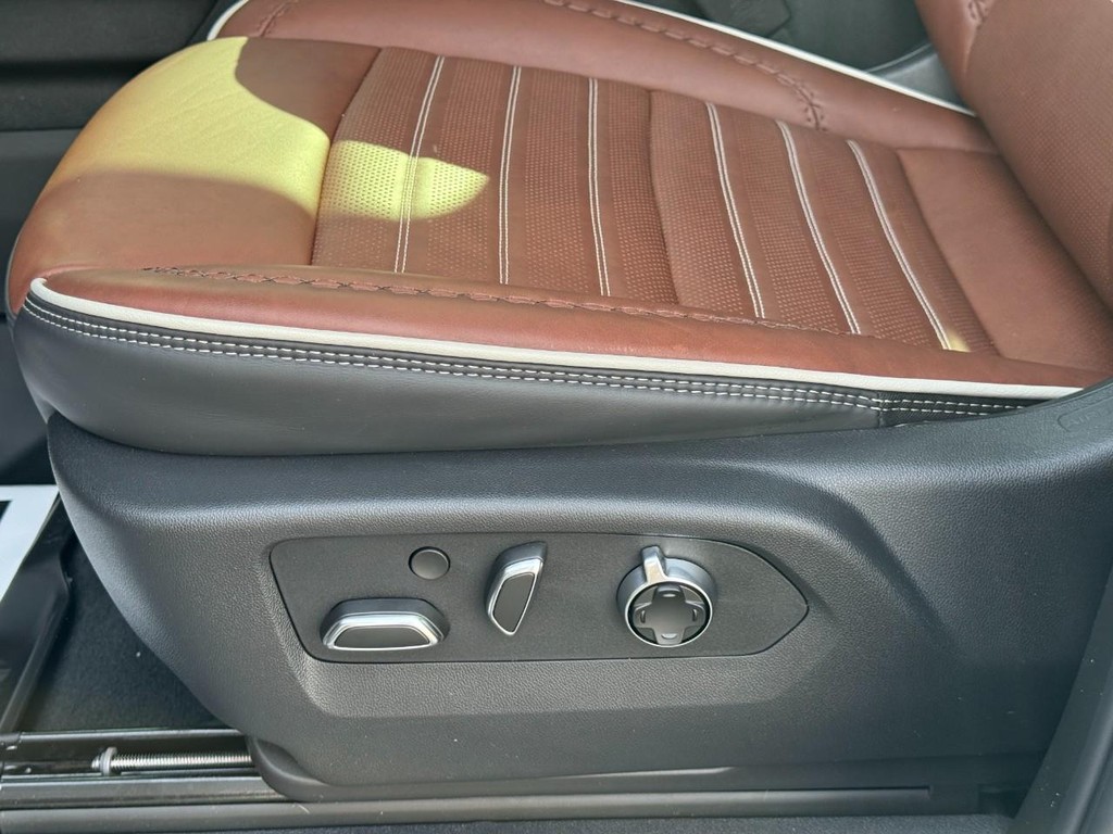 GMC Sierra 2500HD Vehicle Full-screen Gallery Image 30