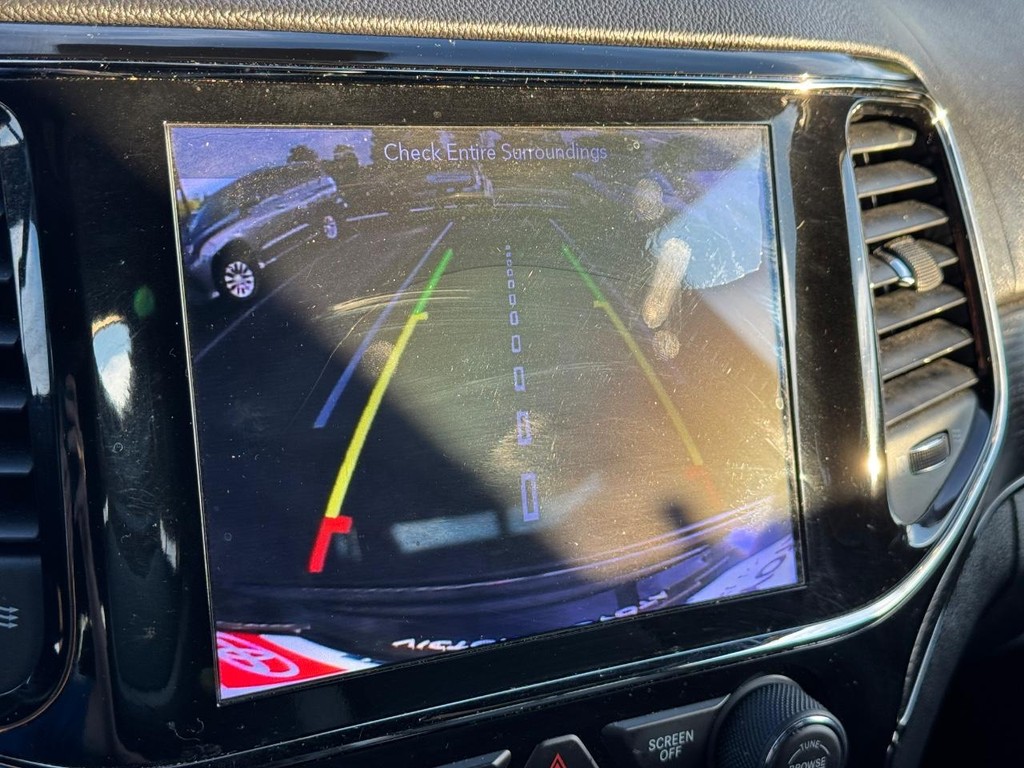 Jeep Grand Cherokee Vehicle Full-screen Gallery Image 23