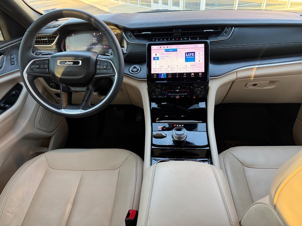 Jeep Grand Cherokee Vehicle Full-screen Gallery Image 12